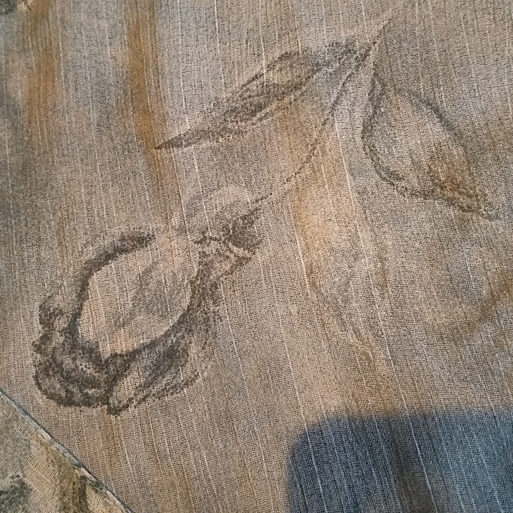 Scarf with Roses - Picture 7 of 7